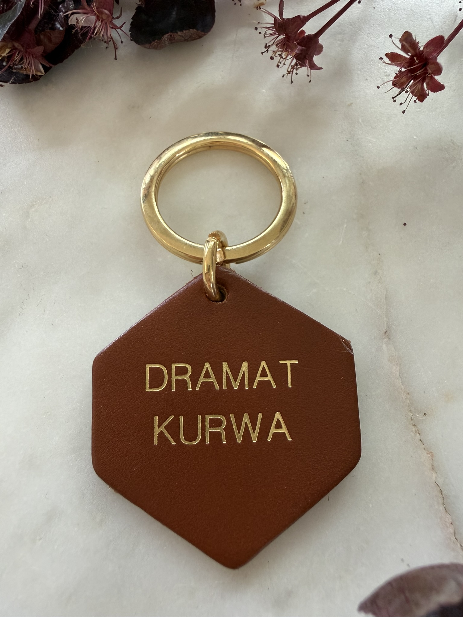 Brelok skórzany "Dramat kurwa" - obrazek 4