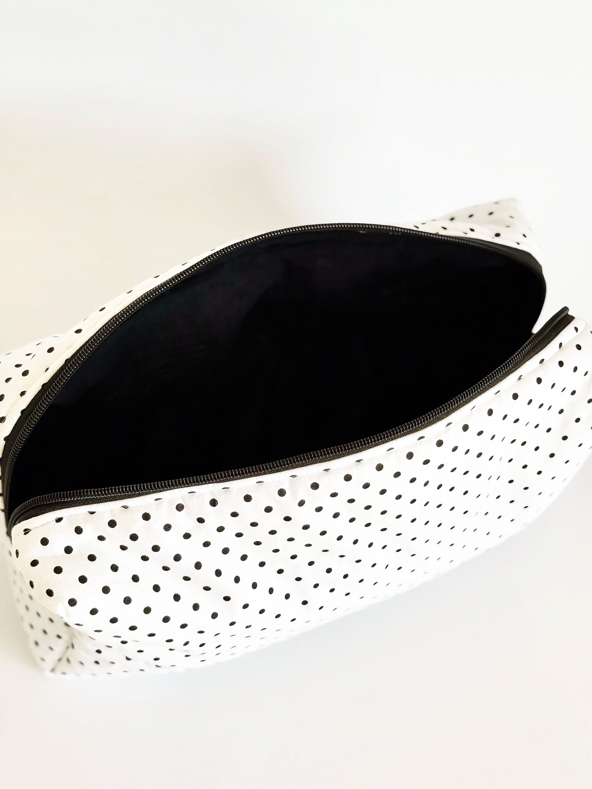 Kosmetyczka na Dyson Airwrap z haftem "Koordynator chaosu" - obrazek 3
